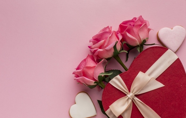 Три розовых розы и подарок на международный женский день