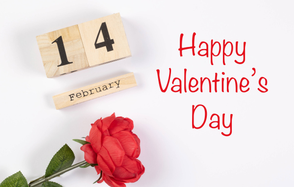 Красивая открытка с розой на белом фоне на День влюбленных