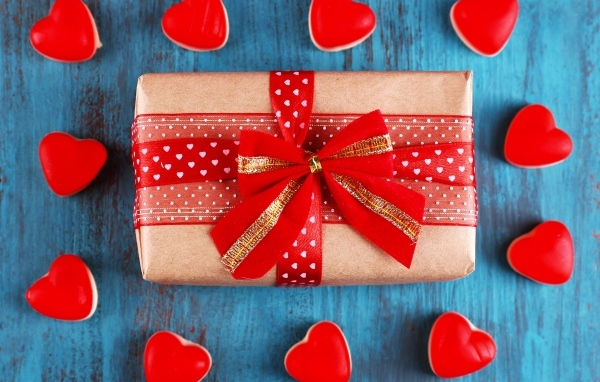 Большой подарок с сердечками на День Святого Валентина