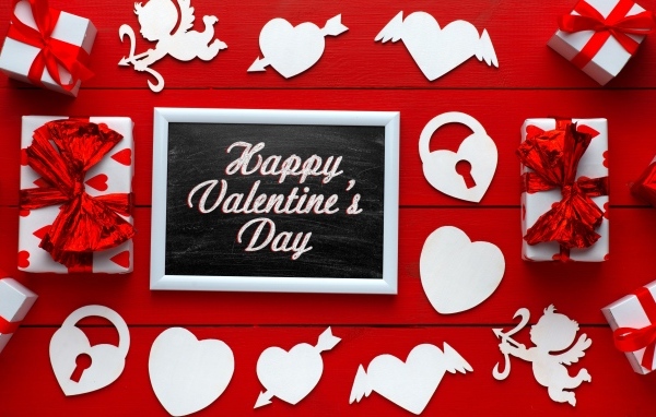 Красная открытка с сердечками на день влюбленных