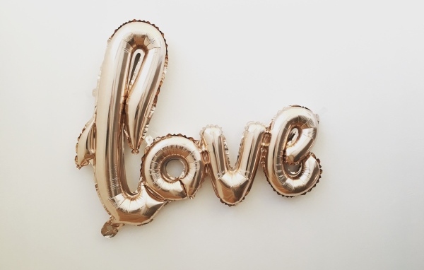 Воздушные шары с надписью любовь на сером фоне