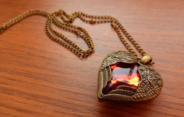 Красивый кулон в форме сердца с красным камнем