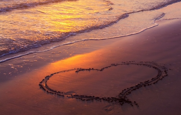 Большое сердце на песке у моря