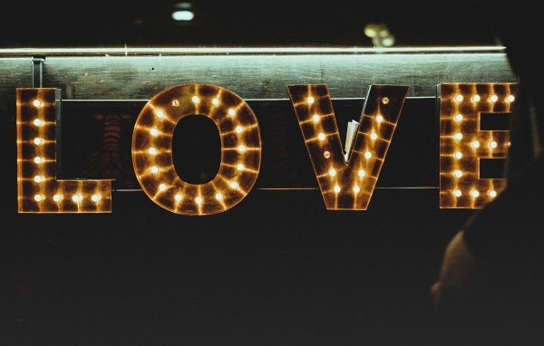 Светящаяся большая надпись любовь