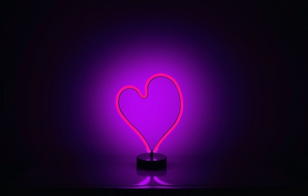 Светящееся сердце на фиолетовом фоне