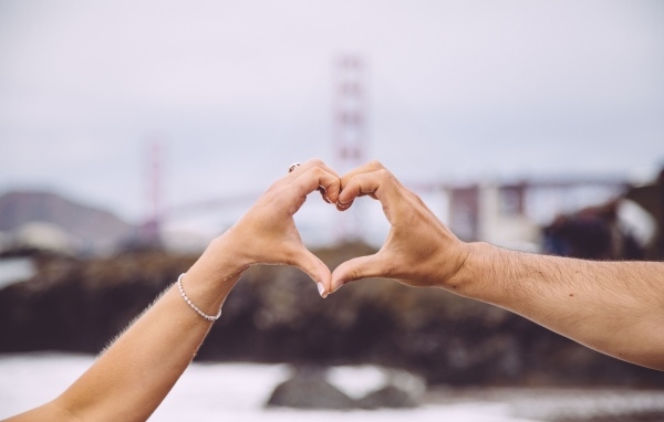 Сердце из рук влюбленной пары