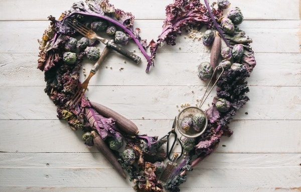 Сердце из овощей на деревянном столе