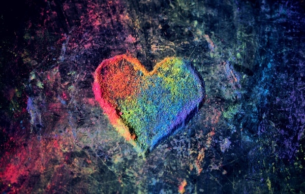 Разноцветное сердце из порошковой краски