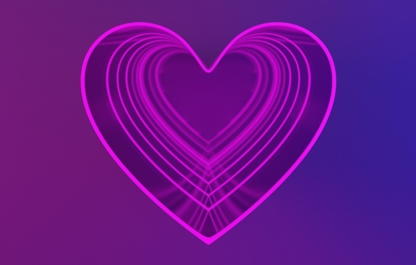 Розовое сердце на фиолетовом фоне