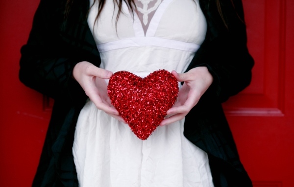 Красное сердце в руках у невесты