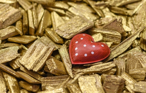 Красное сердечко на золотых щепках