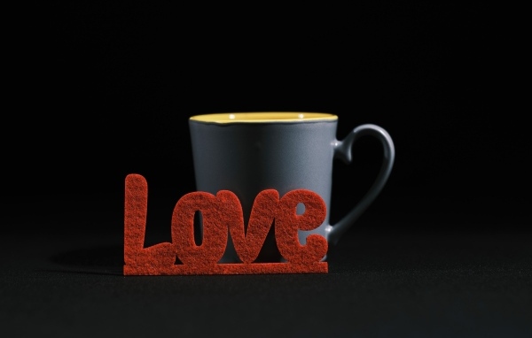 Красная надпись любовь с чашкой кофе