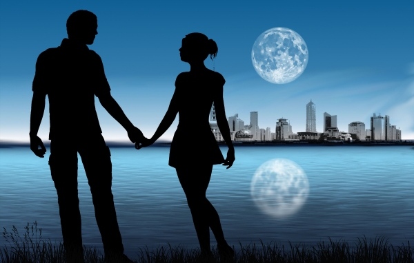 Силуэт влюбленной пары на фоне луны у озера