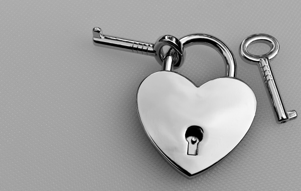 Серебряный замок в форме сердца с ключами