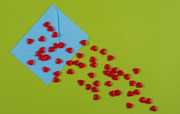 Маленькие сердечки с голубым конвертом