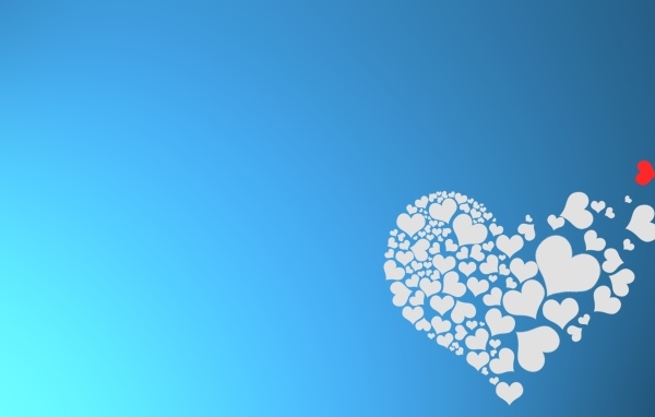 Маленькие белые сердечки рассыпаются на голубом фоне