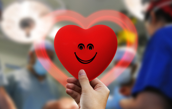 Улыбающееся сердечко в руке