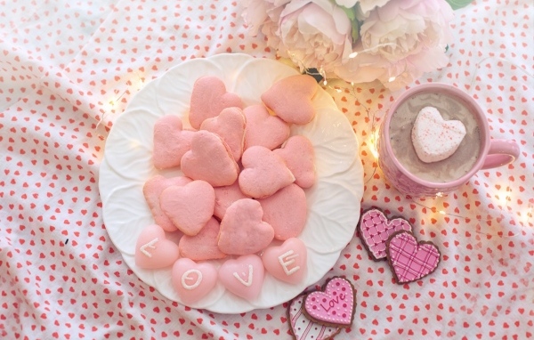 Сладкое розовое печенье в форме сердца для любимой