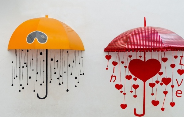 Два нарисованных зонта на серой поверхности