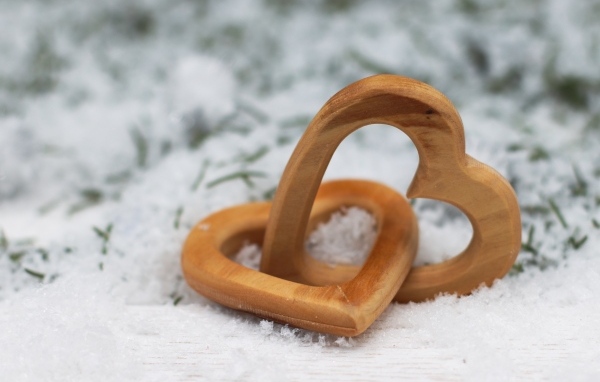 Два деревянных сердца на снегу