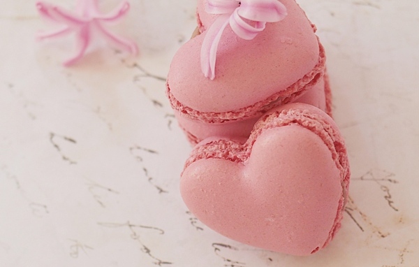 Розовый десерт макарун в форме сердца