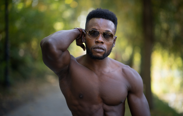 Накаченный сильный темнокожий мужчина