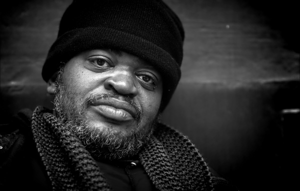 Пожилой темнокожий мужчина в черной шапке