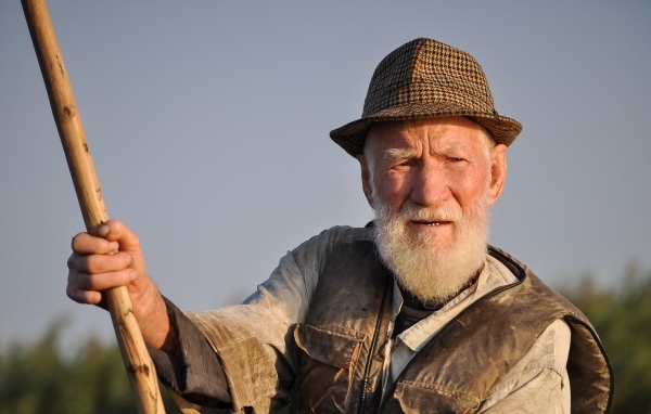 Пожилой мужчина рыбак 