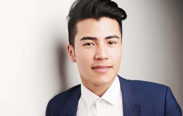 Красивый мужчина модель с прической