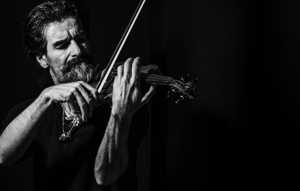 Мужчина музыкант со скрипкой в руках