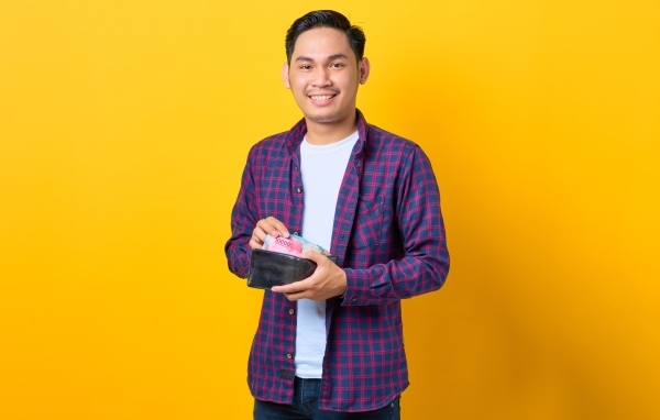 Улыбающийся мужчина с кошельком в руках