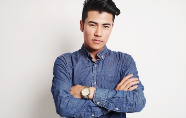 Стильный мужчина модель в синей рубашке 