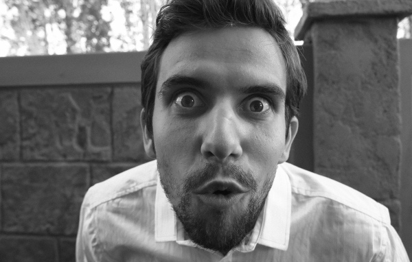 Удивленный взгляд мужчины в белой рубашке