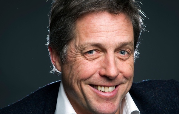 Актер Хью Грант с красивой улыбкой