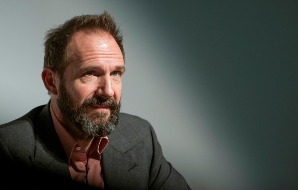 Актер Рэйф Файнс с бородой на сером фоне