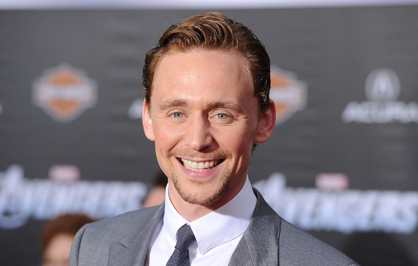 Яркая улыбка актера Тома Хиддлстона