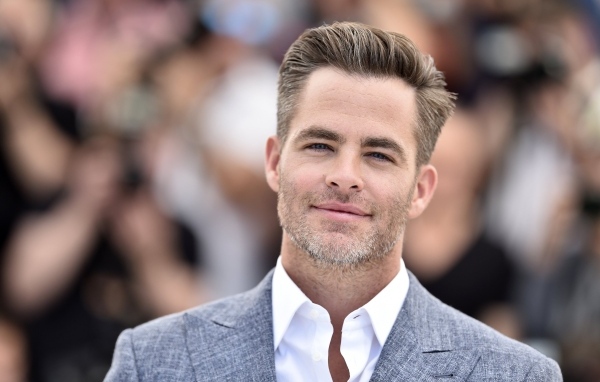 Американский актер Крис Пайн в костюме