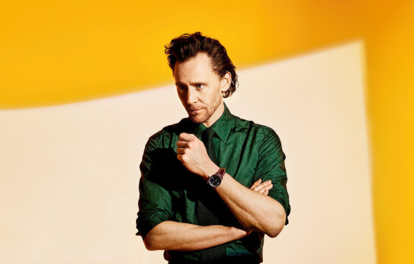Популярный актер Том Хиддлстон в зеленой рубашке