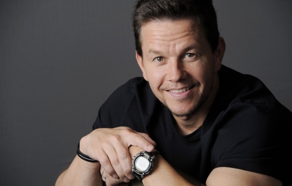 Улыбающийся Марк Уолберг с часами на руке