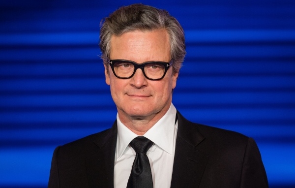 Стильный актер Колин Ферт на синем фоне