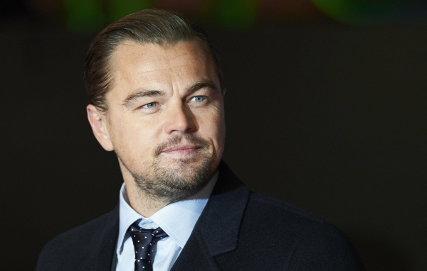 Стильный голубоглазый мужчина, актер Леонардо Ди Каприо