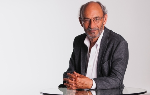 Деловой мужчина в сером костюме