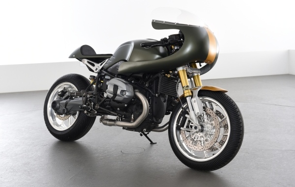 Большой черный мотоцикл  BMW