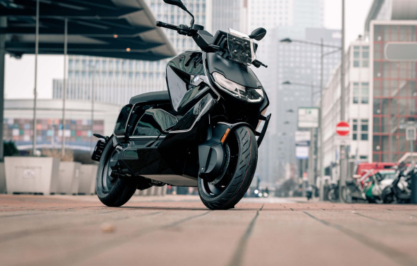 Черный мотоцикл BMW CE 04