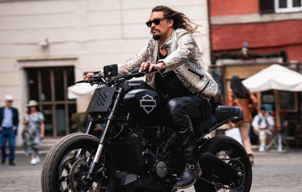 Актер Джейсон Момоа в фильме Форсаж 10