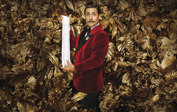 Актер Джейсон Шварцман в фильме Голодные игры: Баллада о змеях и певчих птицах, 2023