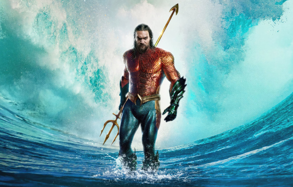 Персонаж Аквамен выходит из воды