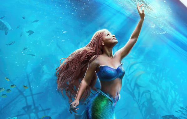 Ариэль в воде персонаж фильма Русалочка 2023