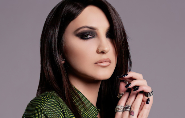 Американская певица Джулия Майклз крупным планом