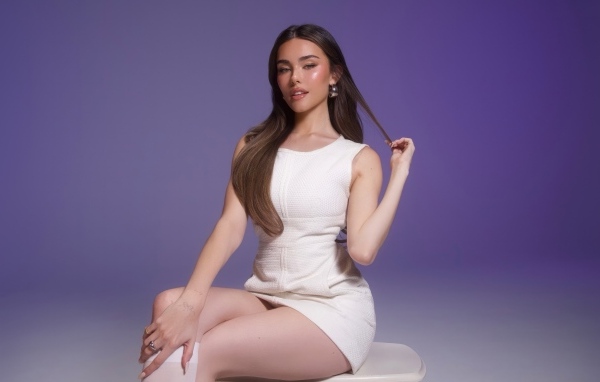 Американская певица Мэдисон Бир в белом платье